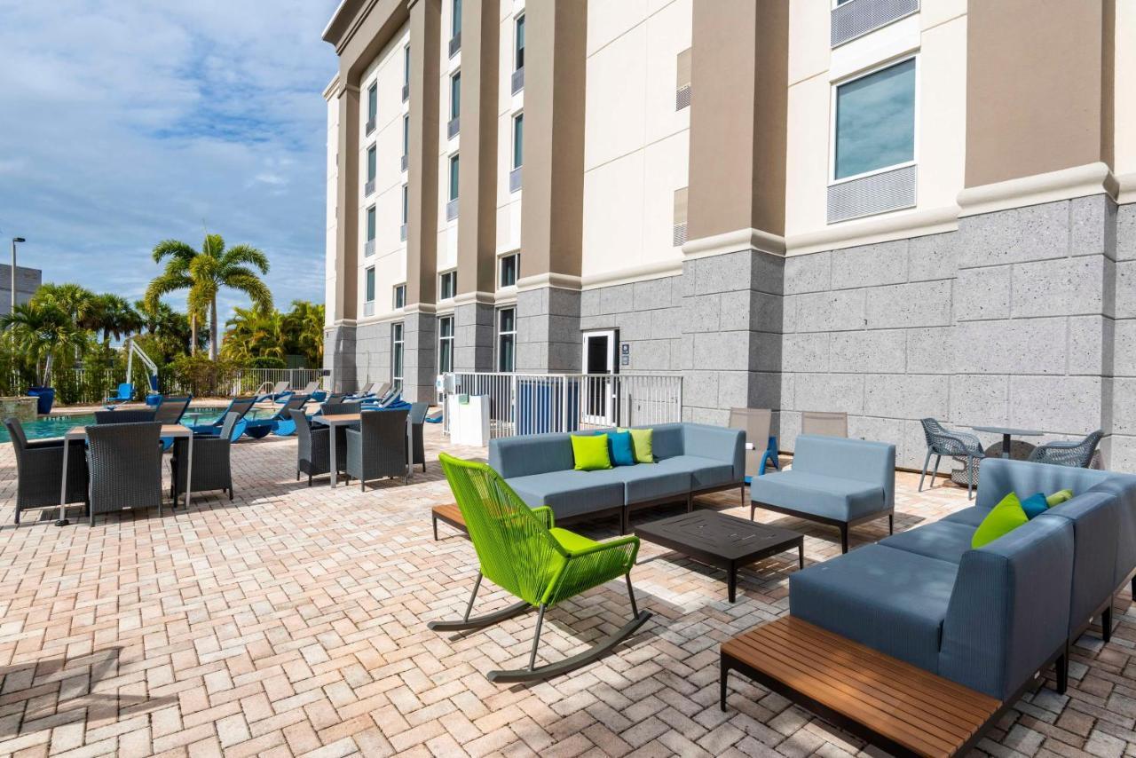 Hampton Inn & Suites Fort Myers-Colonial Boulevard Bagian luar foto